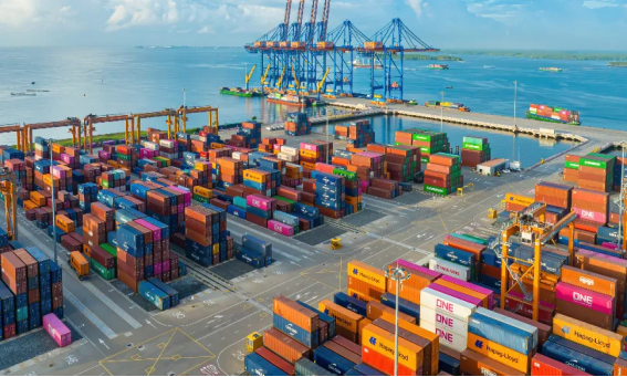 Stuck at the Port? A Simple Guide to Avoiding Demurrage and Detention Charges